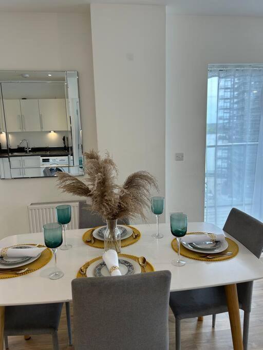 Contemporary Urban Retreat, 2-Bedroom Haven By London City Airport Esterno foto