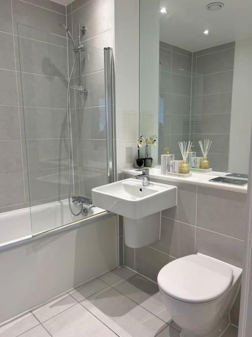 Contemporary Urban Retreat, 2-Bedroom Haven By London City Airport Esterno foto