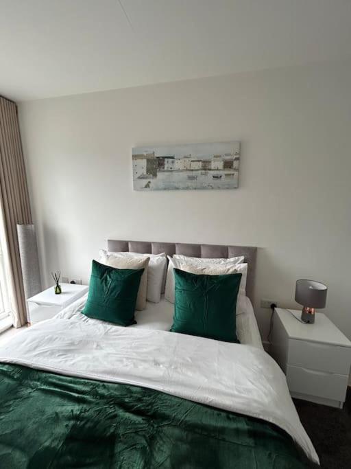 Contemporary Urban Retreat, 2-Bedroom Haven By London City Airport Esterno foto