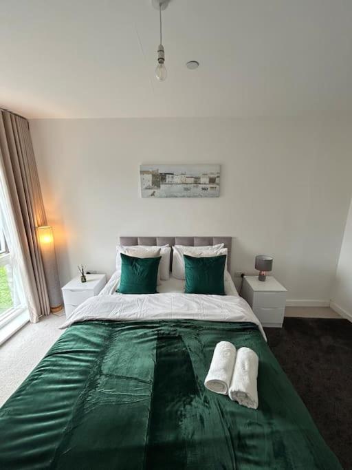 Contemporary Urban Retreat, 2-Bedroom Haven By London City Airport Esterno foto