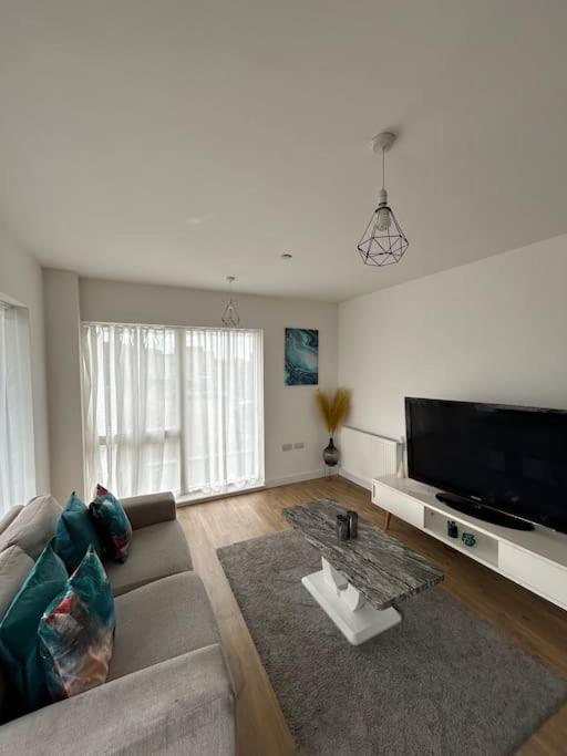 Contemporary Urban Retreat, 2-Bedroom Haven By London City Airport Esterno foto