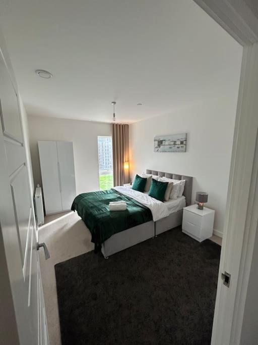Contemporary Urban Retreat, 2-Bedroom Haven By London City Airport Esterno foto