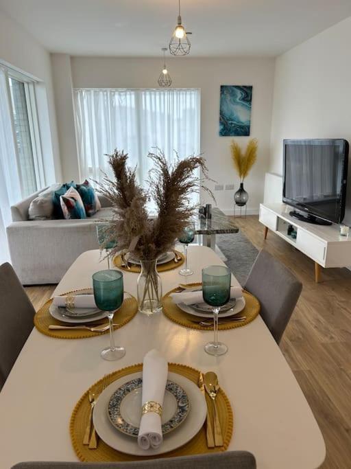 Contemporary Urban Retreat, 2-Bedroom Haven By London City Airport Esterno foto
