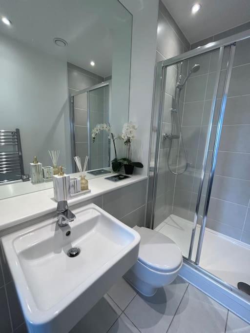 Contemporary Urban Retreat, 2-Bedroom Haven By London City Airport Esterno foto