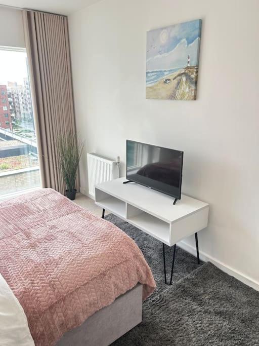 Contemporary Urban Retreat, 2-Bedroom Haven By London City Airport Esterno foto