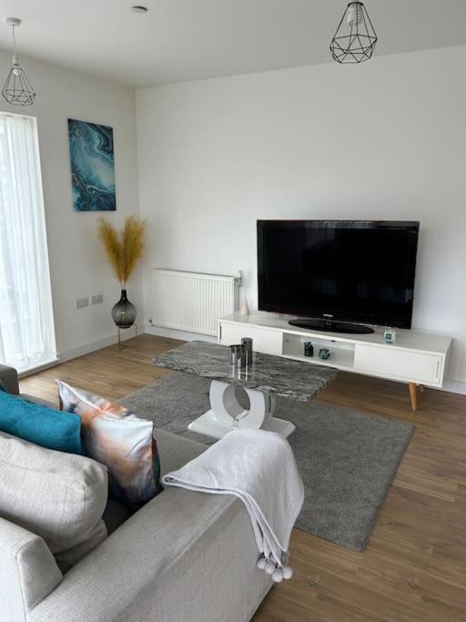 Contemporary Urban Retreat, 2-Bedroom Haven By London City Airport Esterno foto