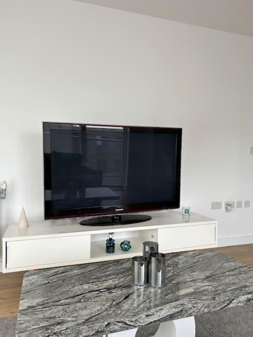 Contemporary Urban Retreat, 2-Bedroom Haven By London City Airport Esterno foto