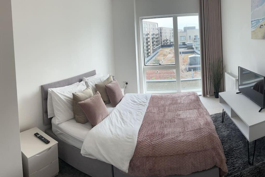 Contemporary Urban Retreat, 2-Bedroom Haven By London City Airport Esterno foto