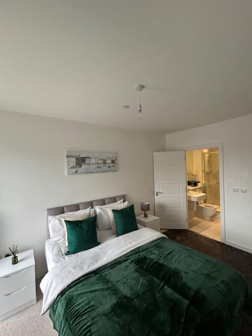 Contemporary Urban Retreat, 2-Bedroom Haven By London City Airport Esterno foto