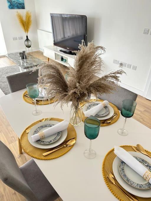 Contemporary Urban Retreat, 2-Bedroom Haven By London City Airport Esterno foto
