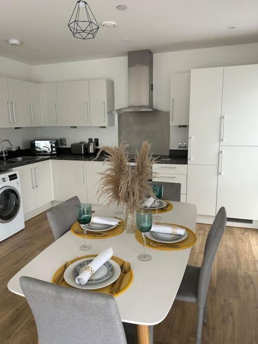 Contemporary Urban Retreat, 2-Bedroom Haven By London City Airport Esterno foto