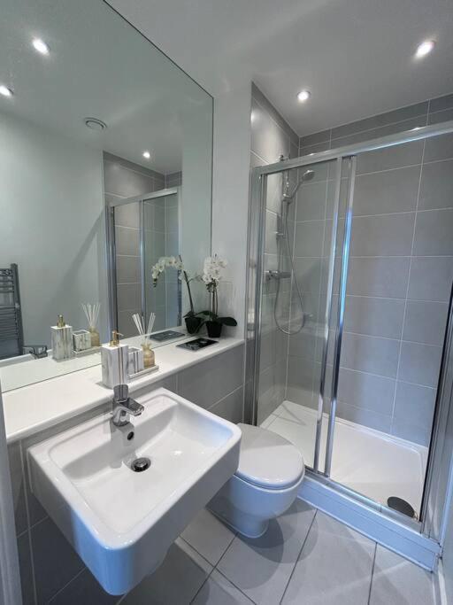 Contemporary Urban Retreat, 2-Bedroom Haven By London City Airport Esterno foto